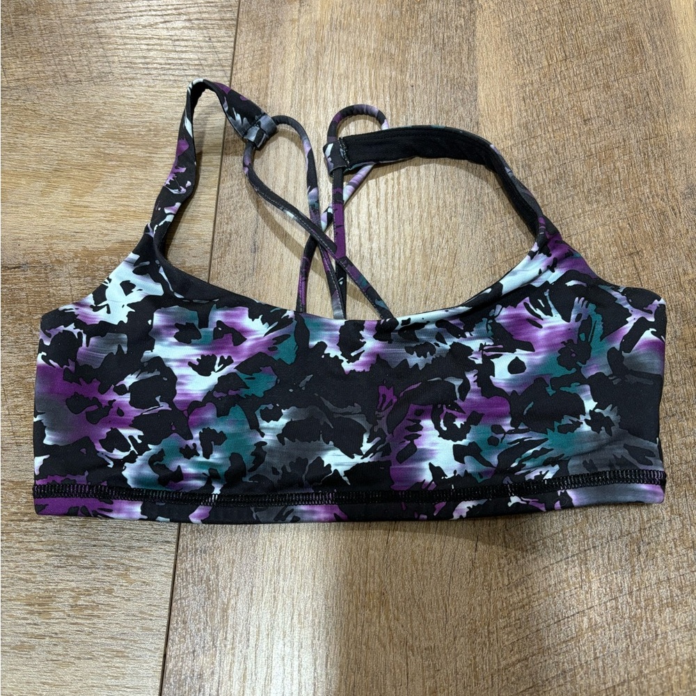 Lululemon Sports Bra • Size 4 •